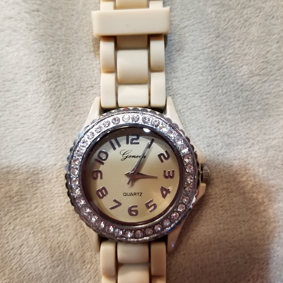 Silvertone Quartz battery watch - Picture 2 of 8